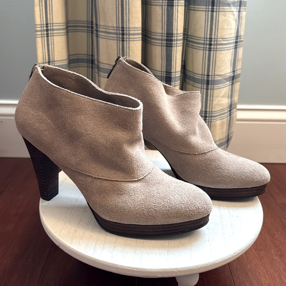 Cole Haan size 8.5 NWT Gorgeous Tan Suede Booties